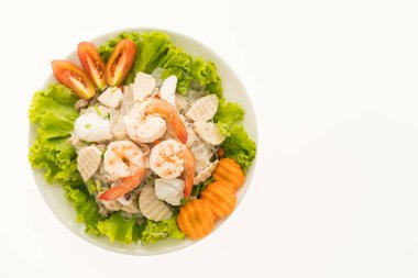 Deniz ürünleri baharatlı noodle salata 