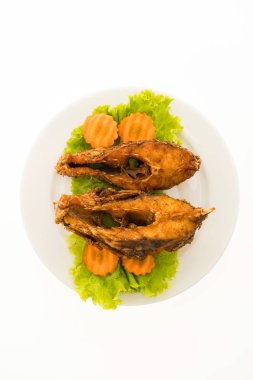 Beyaz tabak kızarmış balık