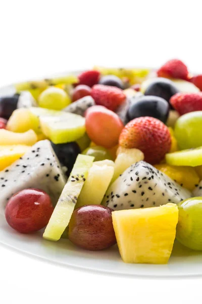 Fruits mélangés dans une assiette blanche — Photo