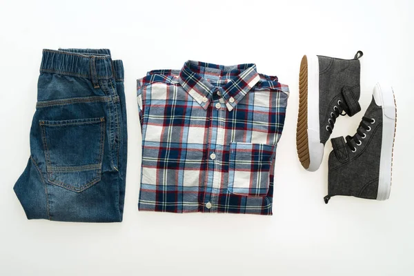 Ayakkabı ile gömlek ve jean pantolon — Stok fotoğraf