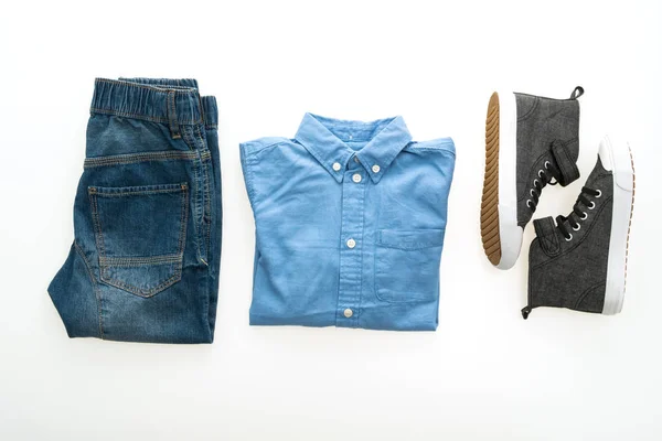 Camisa e calças jeans com sapatos — Fotografia de Stock