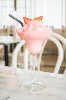 Çilek smoothies cam 