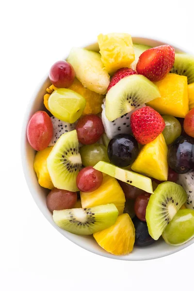 Смешанные фрукты в белой тарелке — стоковое фото