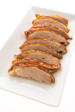 Kızarmış ördek eti beyaz plaka