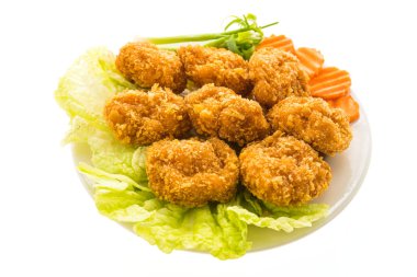 Kızarmış karides pasta beyaz plaka