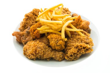 Kızarmış tavuk ve patates kızartması plaka