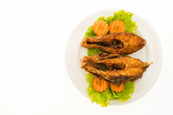 Pescado frito en plato blanco — Foto de Stock