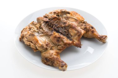 Izgara tavuk eti beyaz plaka
