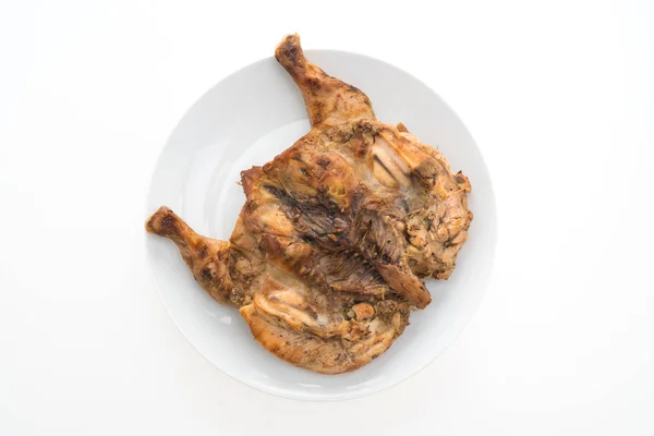 Carne di pollo alla griglia in piatto bianco — Foto Stock