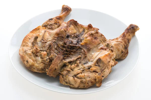 Carne di pollo alla griglia in piatto bianco — Foto Stock