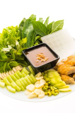 Vietnamca domuz sosisi ve salata