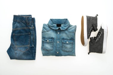 Ayakkabı ile gömlek ve jean pantolon