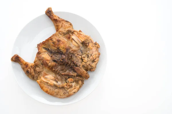 Grillad kycklingkött i vit platta — Stockfoto