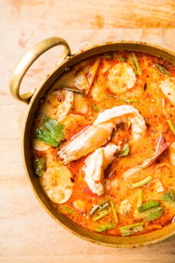 Baharatlı karides çorbası