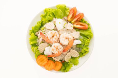 Tay tarzı ile deniz ürünleri baharatlı erişte salatası