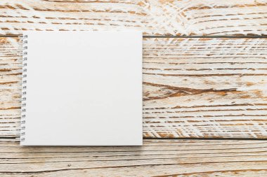 Ahşap arka plan üzerinde kitap kadar sahte