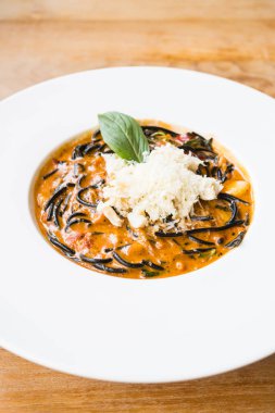 Acılı spagetti deniz ürünleri