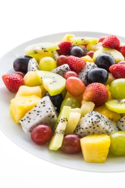 Beyaz plaka karışık meyve