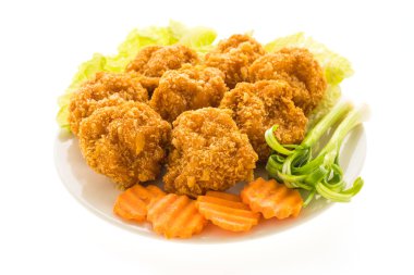 Kızarmış karides pasta beyaz plaka