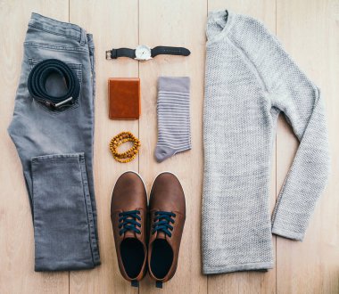 Güzel erkek moda ahşap arka plan üzerinde