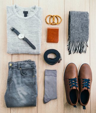Güzel erkek moda ahşap arka plan üzerinde