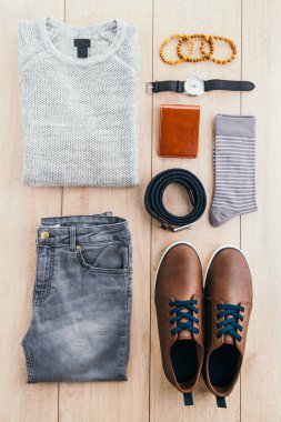 Güzel erkek moda ahşap arka plan üzerinde