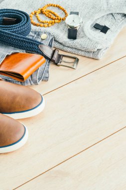 Güzel erkek moda ahşap arka plan üzerinde