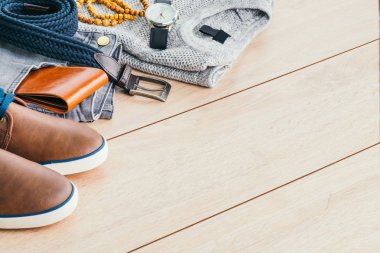 Güzel erkek moda ahşap arka plan üzerinde