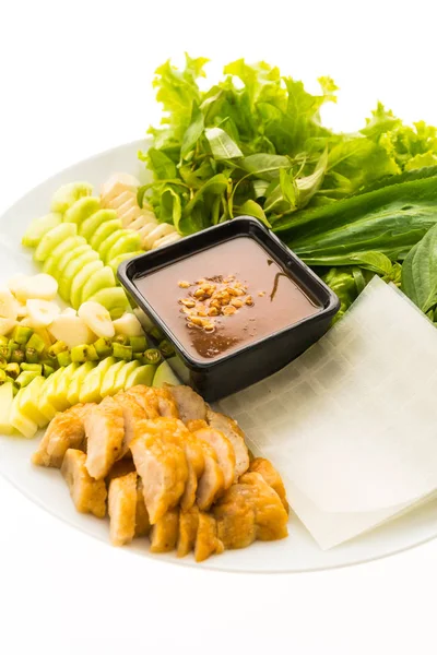 Вьетнамская свиная колбаса и салат — стоковое фото