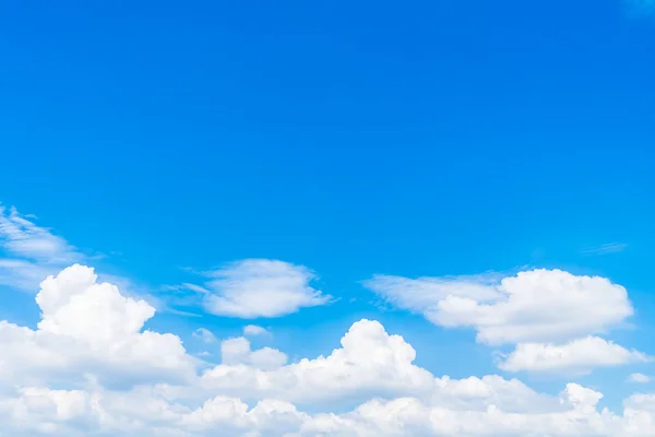 เมฆสีขาวที่สวยงามบนท้องฟ้าสีฟ้า — ภาพถ่ายสต็อก