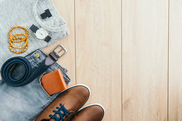 Hermosa moda de los hombres sobre fondo de madera — Foto de Stock