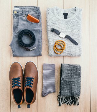 Güzel erkek moda ahşap arka plan üzerinde
