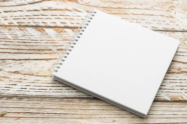 Boş kitap kadar sahte 