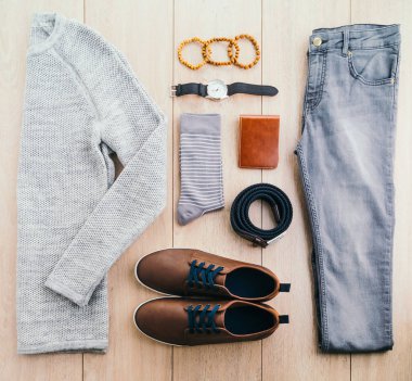Güzel erkek moda ahşap arka plan üzerinde