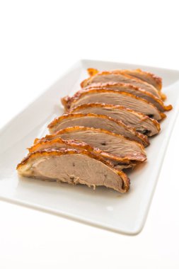 Kızarmış ördek eti beyaz plaka