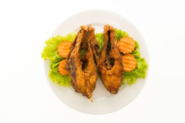 Beyaz tabak kızarmış balık