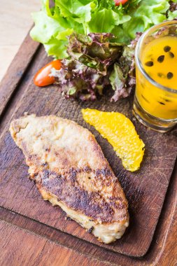 Sebze ile kaz ciğeri biftek 