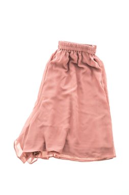 Kısa pantolonlu kadın için