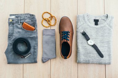 Güzel erkek moda ahşap arka plan üzerinde