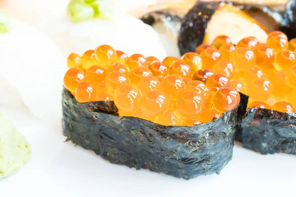 Sushi i vit platta — Stockfoto