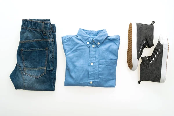 Shirt en jean broek met schoenen — Stockfoto