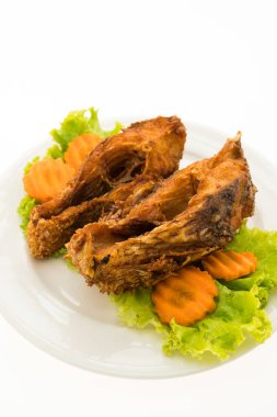 Beyaz tabak kızarmış balık