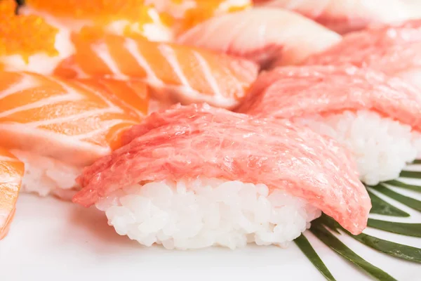 Sushi en assiette blanche — Photo