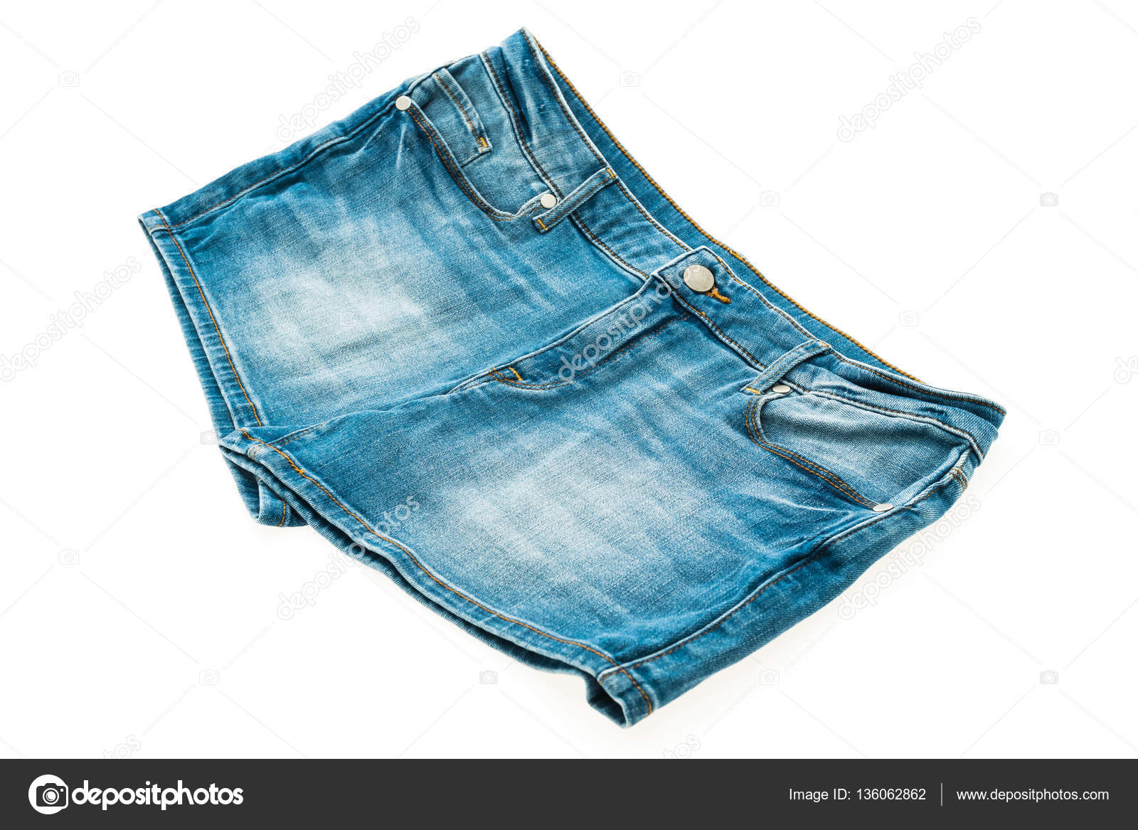 Pantalones cortos de jean de moda para mujer: fotografía de stock ©  mrsiraphol #136062862