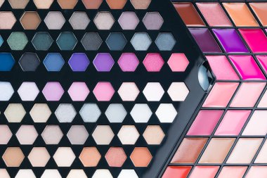 Göz farı ve dudak parlatıcısı kozmetik