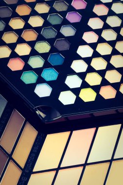 Göz farı ve dudak parlatıcısı kozmetik