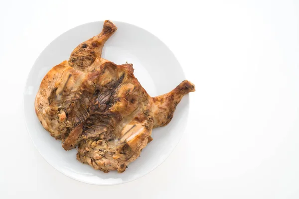 Viande de poulet grillée dans une assiette blanche — Photo