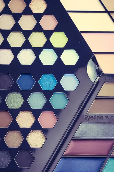 Göz farı ve dudak parlatıcısı kozmetik