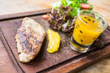 Sebze ile kaz ciğeri biftek 