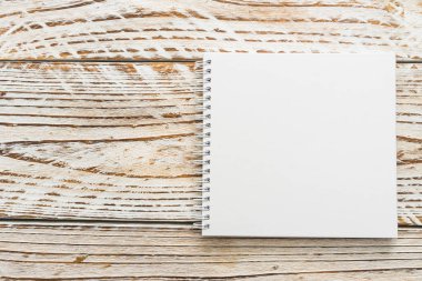 Boş kitap kadar sahte 